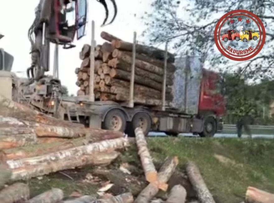 VIDEO: Veloceliņš pārvēršas šķēršļu joslā. Pie Jaunolaines noticis bīstams negadījums
