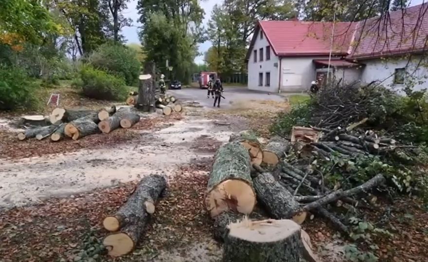 VIDEO: Zāģēja bīstamus kokus, bet saņēma izsaukumu: Krimuldas ugunsdzēsēji atgādina par dūmvadu tīrīšanu