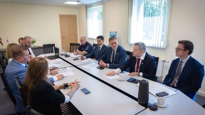 Attēls rakstam: "Vietējie iedzīvotāji vēlas justies droši savās mājās" — Ropažu novada vadība pieprasa valstij risināt situāciju Muceniekos