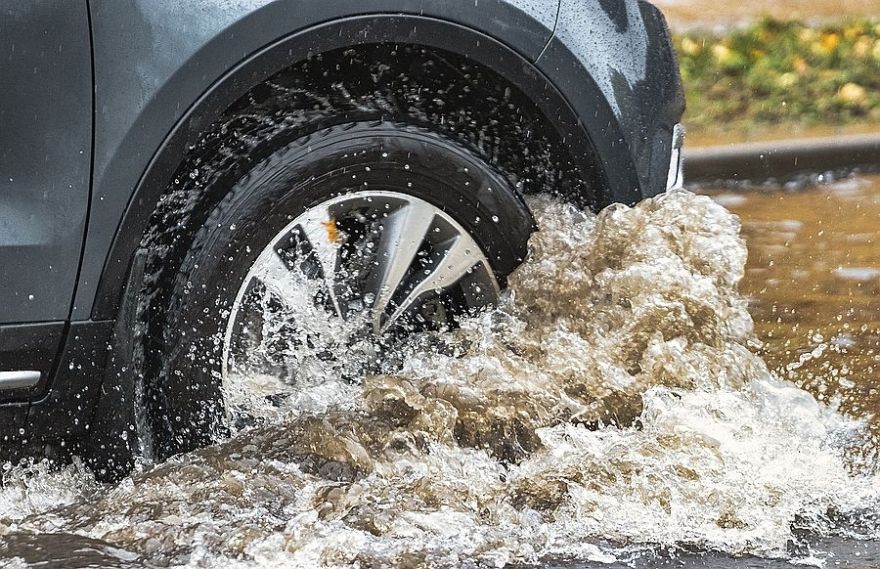 Viltīgās peļķes: kā pasargāt auto, dodoties pielijušās ielās