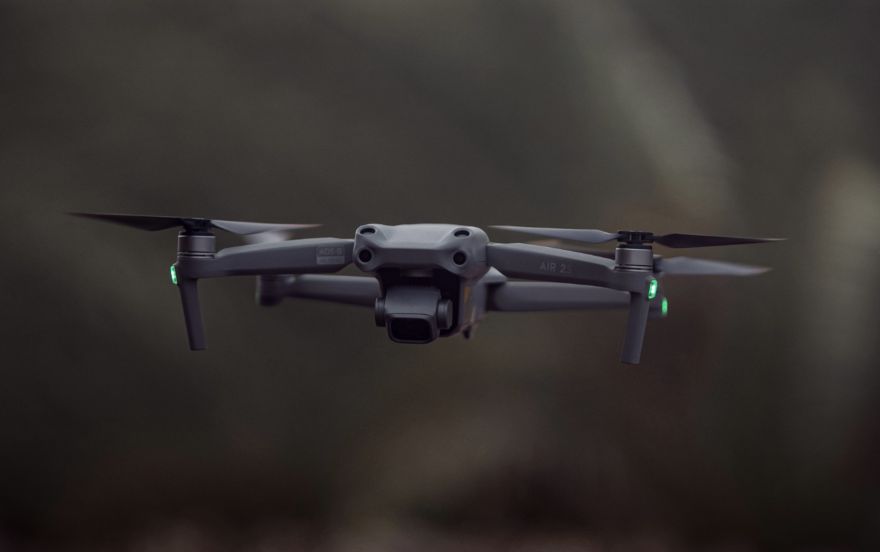 Virs Daugmales mežiem pacelts liels skaits dronu: vai ir iemesls uztraukumam?