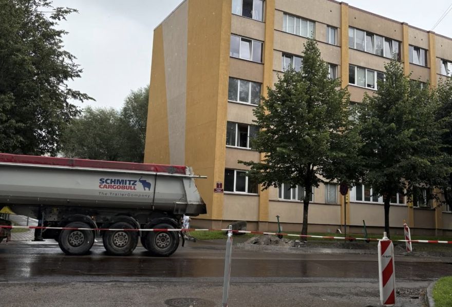 “Visi trīs pagalmi nobloķēti!” Salaspilī iedzīvotāji sašutuši par remontdarbu organizēšanu