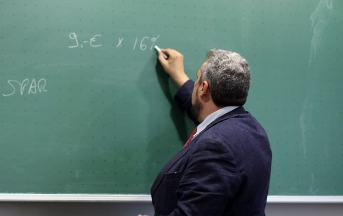 Vismaz vienu pilnu slodzi šogad strādājuši tikai 39% skolotāju