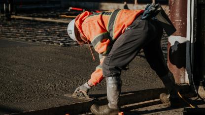 Attēls rakstam: Viss kļūst dārgāks, arī ceļu remonti - noslēgtie līgumi 2026. gadā nav izpildāmi