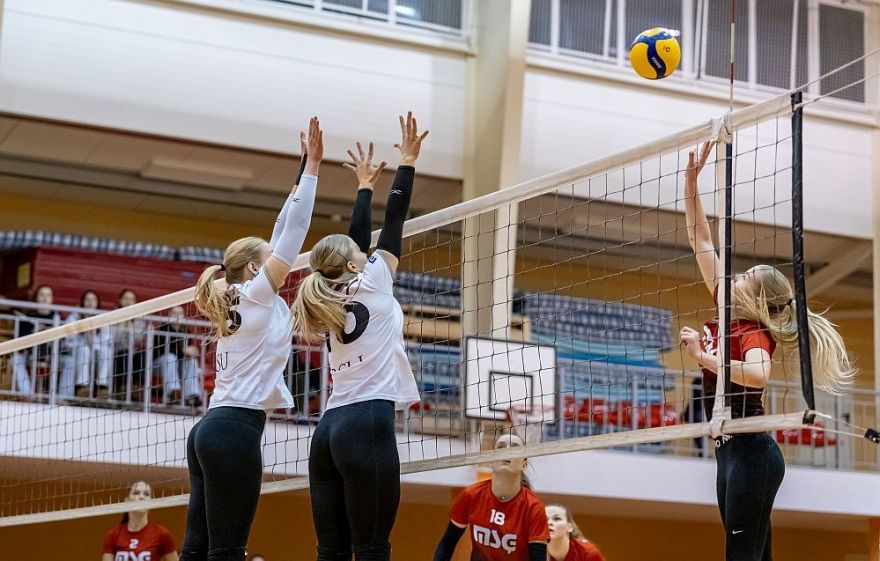 Volejbolistēm svarīgas uzvaras Tīrainē un Sējā