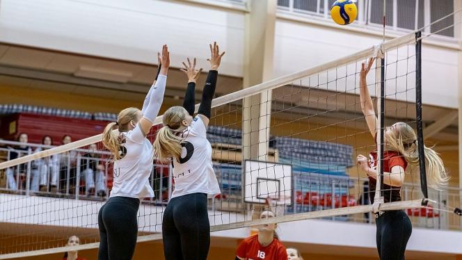 Attēls rakstam: Volejbolistēm svarīgas uzvaras Tīrainē un Sējā