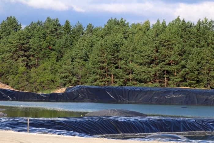 VVD aicina Inčukalna iedzīvotājus nebojāt sērskābā gudrona dīķu teritorijas infrastruktūru