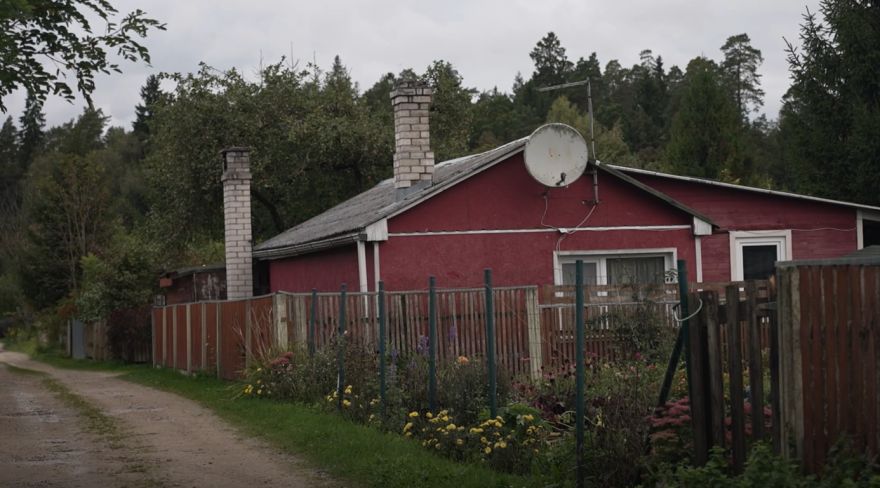 Zaķumuižas mazdārziņos gadiem neatrisināts strīds par apbūvi, atkritumiem un piebraucamo ceļu