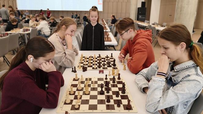 Attēls rakstam: Zelts un bronza. Olaines skolniecēm divas medaļas Skolu šaha olimpiādes sacensībās