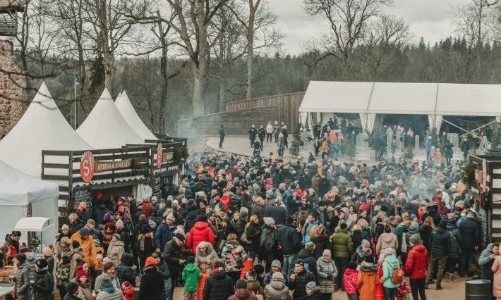 "Ziemas garšu svinēšana" Siguldas pilsdrupās pulcē aptuveni 5000 apmeklētāju