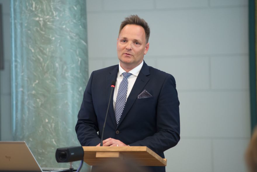 Zināms, par ko aizturēts Valsts kancelejas direktors; kokrūpnieku lietā process sākts pret 10 personām (papildināta)