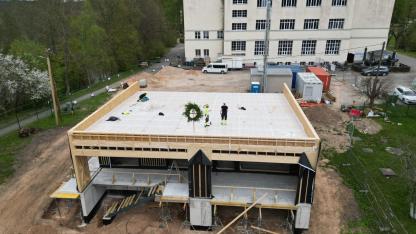 Attēls rakstam: Zvejniekciemā godina spāru svētku tradīciju: topošais multifunkcionālais centrs ieguvis vainagu