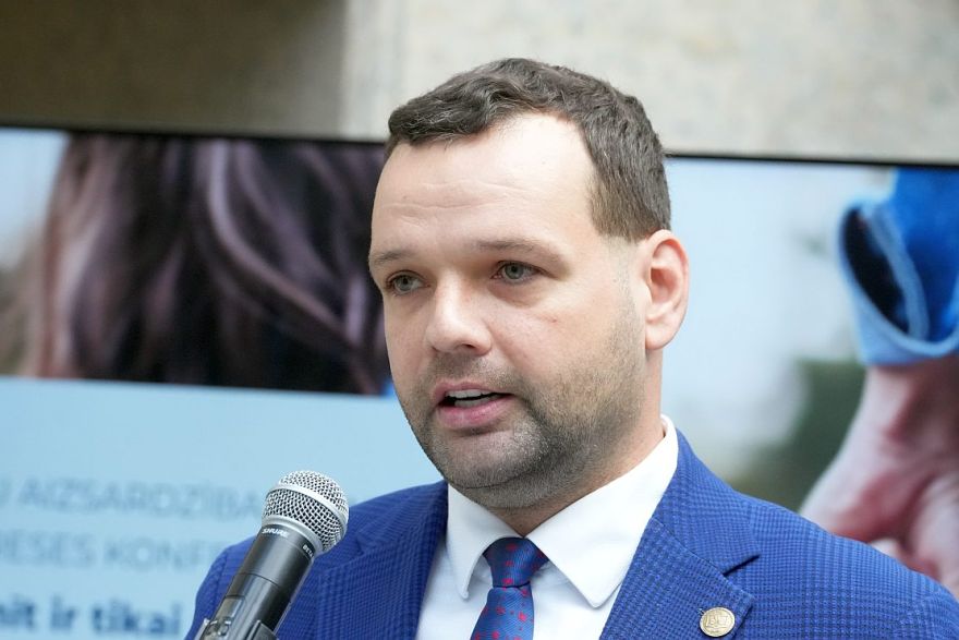 ZZS atsauc Uzulnieku no labklājības ministra amata. Vainīgs alkohols?